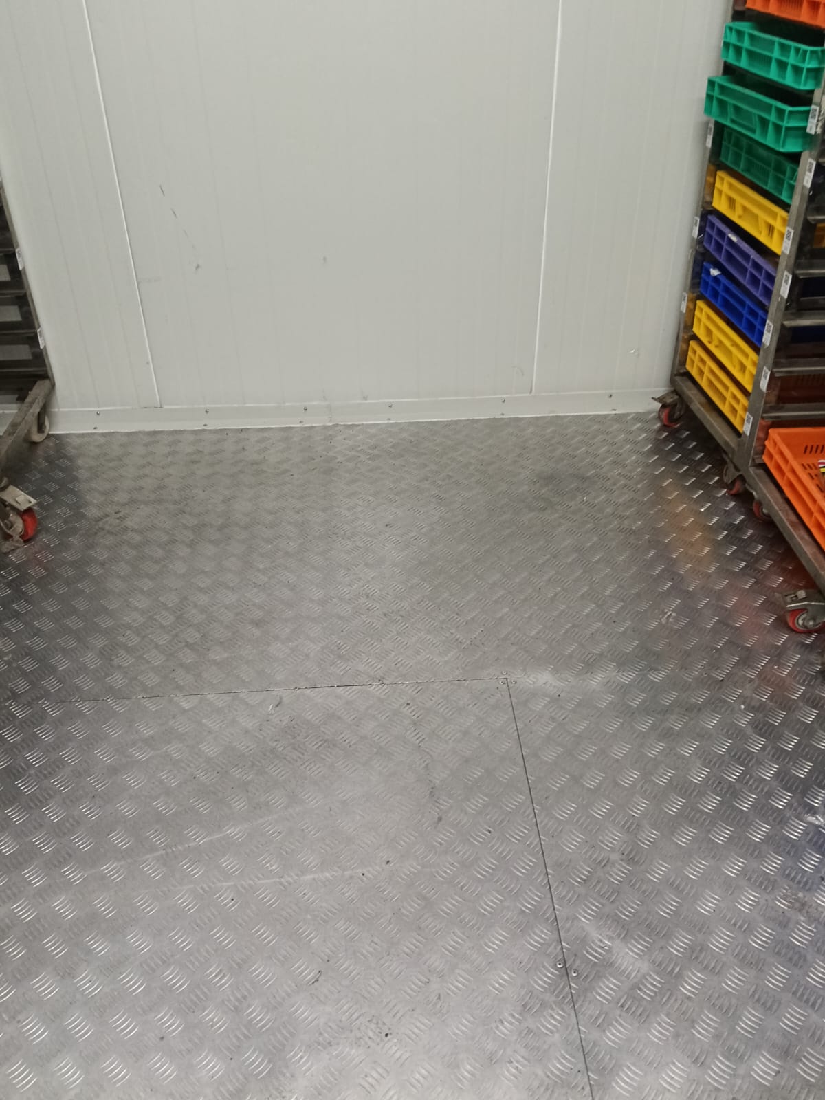 Freshly deep-cleaned commercial floor after NIVEDA cleaning service